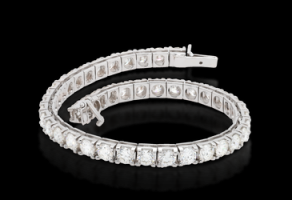 Our artisan designers and jewellers innovate stunning and timeless bracelets. Tennis bracelets, chains and bangles showcase our glistening diamonds.